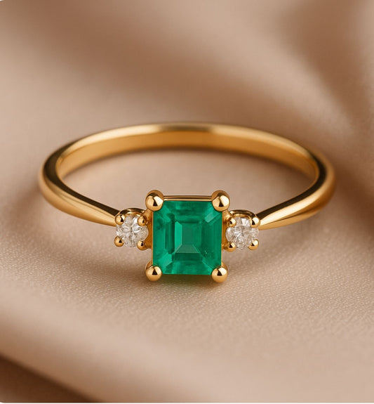 Anillo en oro amarillo y esmeralda